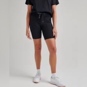 Travis Mathew woman’s shorts
ATHENS PONTE SHORT S